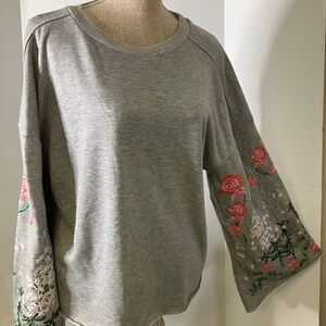 Umgee crop crew neck sweatshirt with oversized floral embroidered sleeves medium